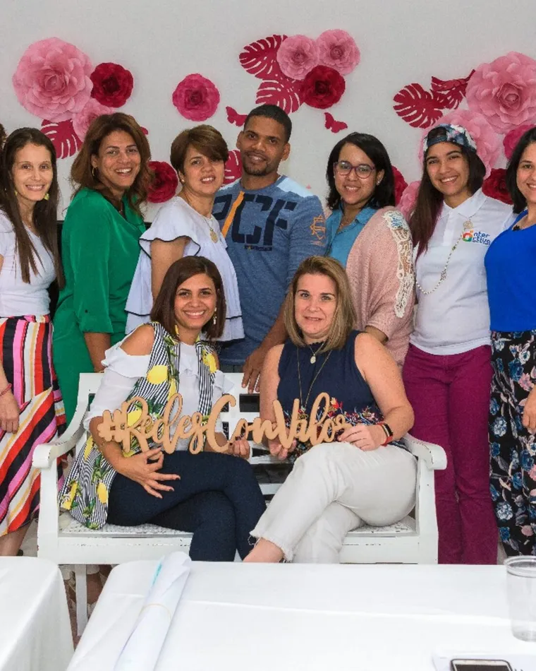 Grupo de un taller de Redes con Valor sosteniendo el letrero #RedesConValor
